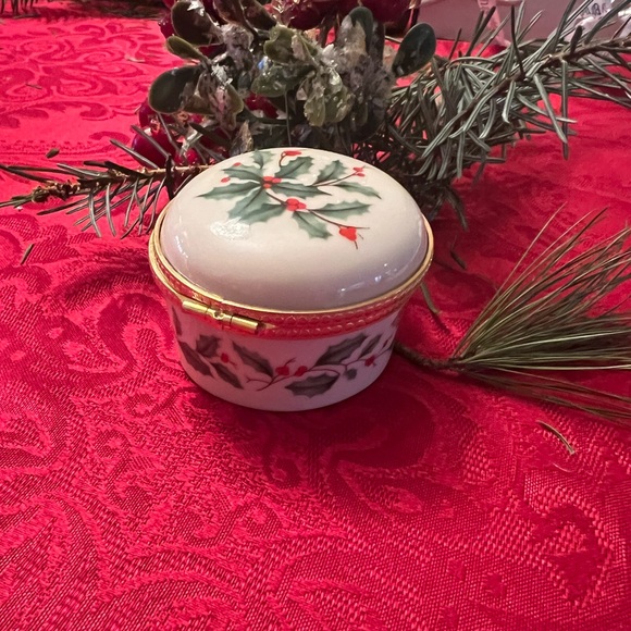 Lenox Holiday Round Trinket Box - Picture 4 of 4